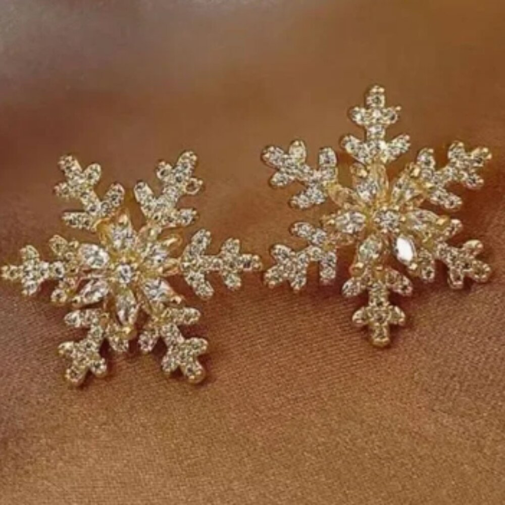 NWT, Elegant Snowflake Stud Earrings
